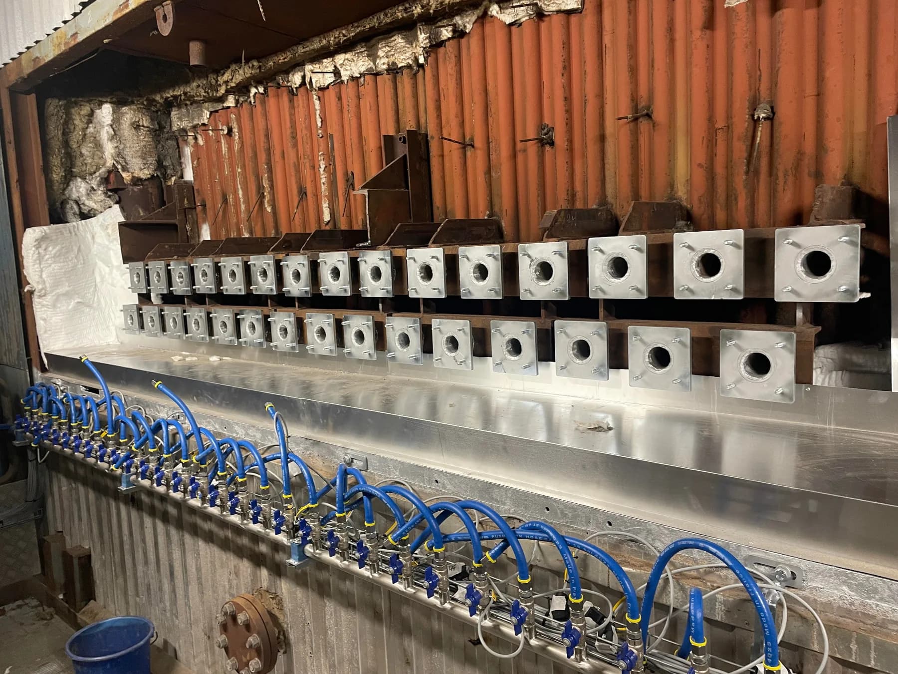 Hydraulic hammer replacement assembly on a boiler membrane wall in Halmstad